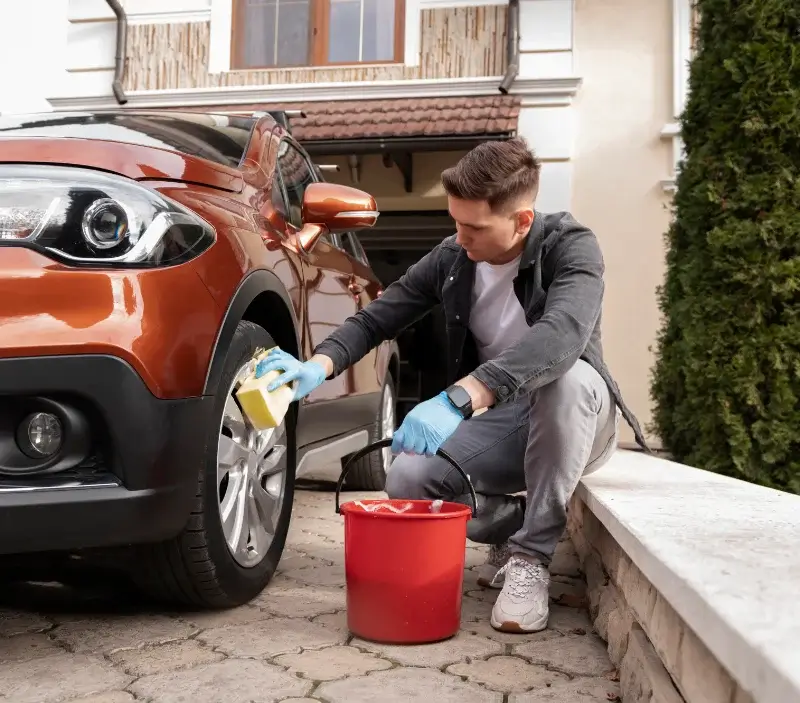 Lavage auto à domicile Causses-et-Veyran : professionnel intervenant sur un véhicule